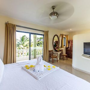 Deluxe King Pool View Adults Only